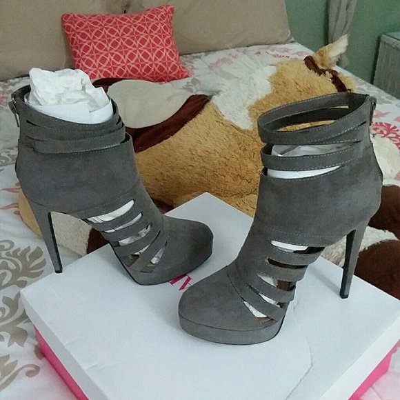 Shoes - Picture 4 of 6